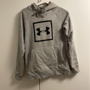 Under Armour Hoodie - Enkel Under Armour hoddie i storklen S.  Använd men i gott skick. Pris kan diskuteras vid snabb affär. Fråga gärna!