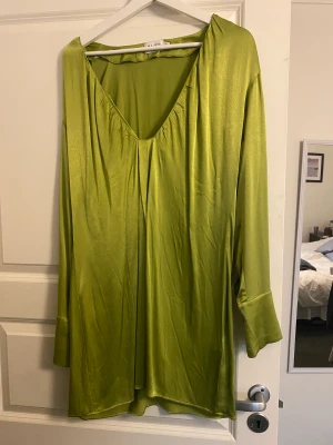 Klänning  - En grön silkesklänning från NAKD i storlek 38. Aldrig använd pga inte min stil. 