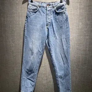 Jättefina mom-jeans från Bik Bok i storlek S. Endast använda 1 gång. Skriv privat för mer bilder och info.