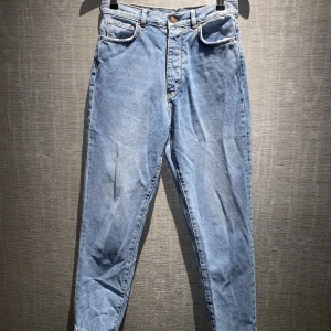 Jeans | Bik Bok - Jättefina mom-jeans från Bik Bok i storlek S. Endast använda 1 gång. Skriv privat för mer bilder och info.