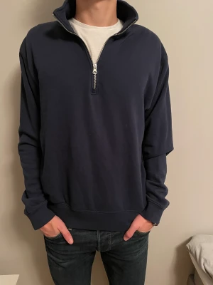 Tjock mörklblå Half-Zip från Hampton Republic - Half-Zip från Hampton Republic | Storlek: S (passar M) - Helt oanvänd - Vårt pris: 200kr - Nypris: 549kr - Modellen är 184cm