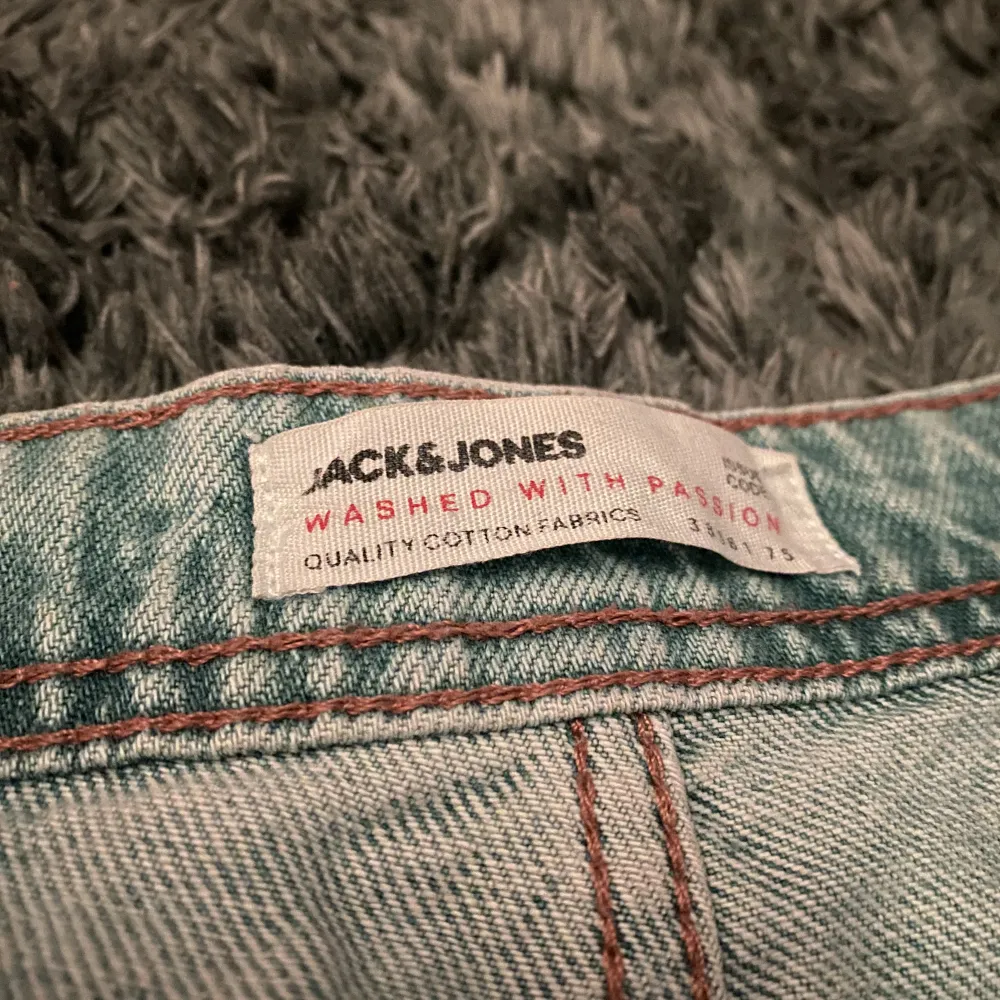Ett par nästan helt oanvända Jack and Jones jeans, modell Chris Loose💸. Jeans & Byxor.