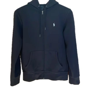 Ralph lauren Zip Up  - Säljer denna Ralph lauren Zip Up pga den är för liten, använt den med jämna mellanrum i ett halv år/år.  Köpt på nk för ca 2 000kr. Pris kan diskuteras vid snabb affär