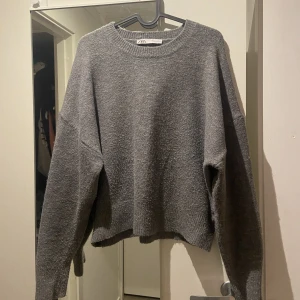 Stickad tröja - Säljer nu min stickade tröja från Zara då den inte kommer till användning! Lite nopprig men inget man tänker på super mycket! Storlek: M men passar mig perfekt som vanligtvis brukar ha S 