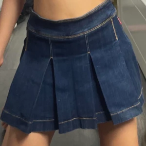 Rare miss sixty x urban outfitters y2k minikjol - En otroligt vacker kort kjol/ minikjol från märket miss Sixty -UO exclusive mini denim/jeans kjol   VÄLDIGT efterfrågad/eftertraktad och sällsynt. Köptes för 649 kr   Men brukar gå för ca 500 kr nuförtiden. Storlek S/M Stretch material  Knappast använt