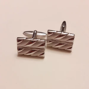 Manschettknappar  - Manschettknappar i äkta silver men gravering. Nyskick och helt oanvända. Brickan är 1,5 cm lång 