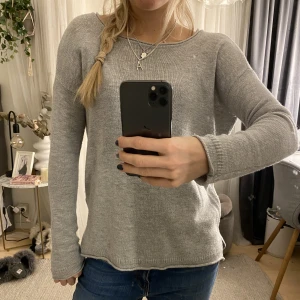 Grå stickad tröja - Säljer denna så fina gråa stickade tröjan med liten dragkedja på baksidan💘så skön!