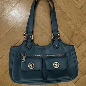 Fin väska  - Säljer denhär blåa väskansom är superfin i bra skick som jag tyvärr inte får användning för