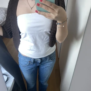 Stickad bolero - En stickad fin bolero liknande kofta med trekvarts ärmar köpt secondhand men ursprungligen från H&M. Så fin i brun färg med glitterdetaljer. Varm och gör en basic outfit mer unik. I strl m men passar mig med xs-s. 🥰🤩