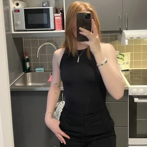 Svart body - Svart Stretchy Sleeveless Body från Gina i storlek S. Aldrig använd och prislappen sitter kvar. Nypris 260kr