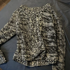Stickat - Tröja från Ginatricot, storlek XL men är gjord för en S/M 😄köparen står för frakten😊