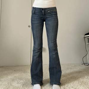 Lågmidjade bootcut jeans, säljer då de är försmå. Köpta secondhand, fint skick förutom att dragkedjan är lite trög🫶midjemått: 72cm (med stretch) innerbenslängd: 82cm