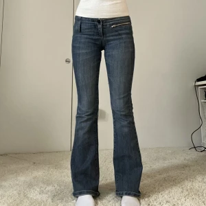 Lågmidjade bootcut jeans - Lågmidjade bootcut jeans, säljer då de är försmå. Köpta secondhand, fint skick förutom att dragkedjan är lite trög🫶midjemått: 72cm (med stretch) innerbenslängd: 82cm