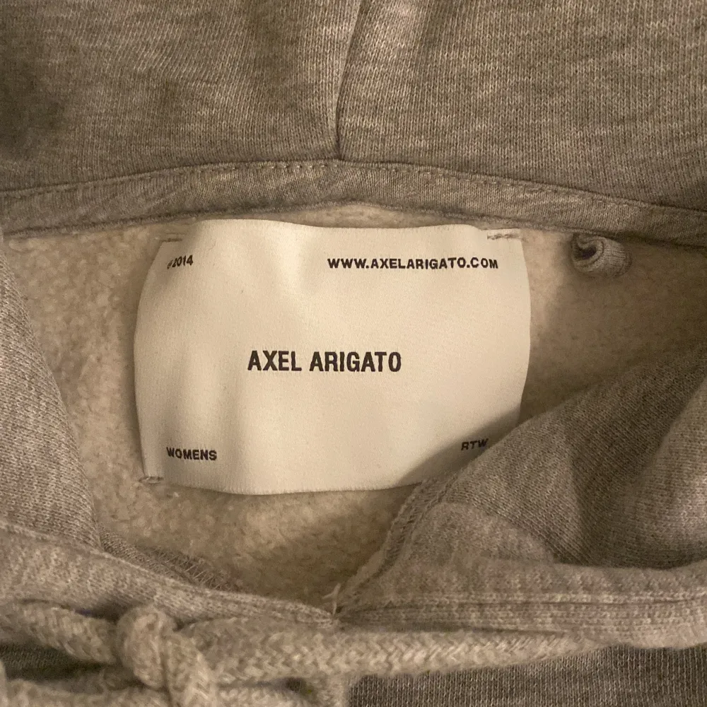 Säljer min Axel arigato hoodie då den inte kommer till användning och inte är min stil längre. Nypris 1800. Inga defekter. Knappt använd, som ny. . Hoodies.