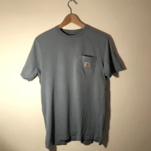 Carharrt T-shirt - Skön carharrt-wip tisha med unik blå färg. Bra kvalitet på materialet, perfekt inför sommaren :)  Nypris 350kr