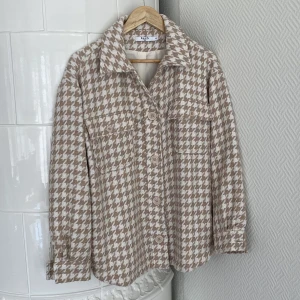 Jacka - Mönstrad jacka från NA-KD, endast använd 1 gång och i mycket fint skick 🤍 Storlek 38, perfekt nu till våren/sommaren eftersom den är tunn! 🥰