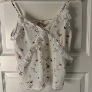 Linne med fjärilar och volanger  - Supergulligt linne från H&M divided. Aldrig använt så i nyskick🫶🫶🫶