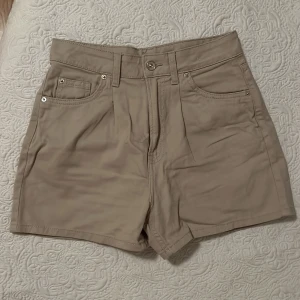 shorts - högmidjade shorts i beige färg, syns lite bättre på andra bilden. sitter jättebra 🤍