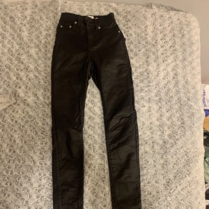 Skinnbyxor - Skälver dessa sjukt snygga skinnbyxor från lager 157 i modellen snake, storlek xxs. Säljer då jag köpt ett par andra likande byxor. Skriv privat för fler bilder eller frågor💗 pris kan alltid diskuteras💗