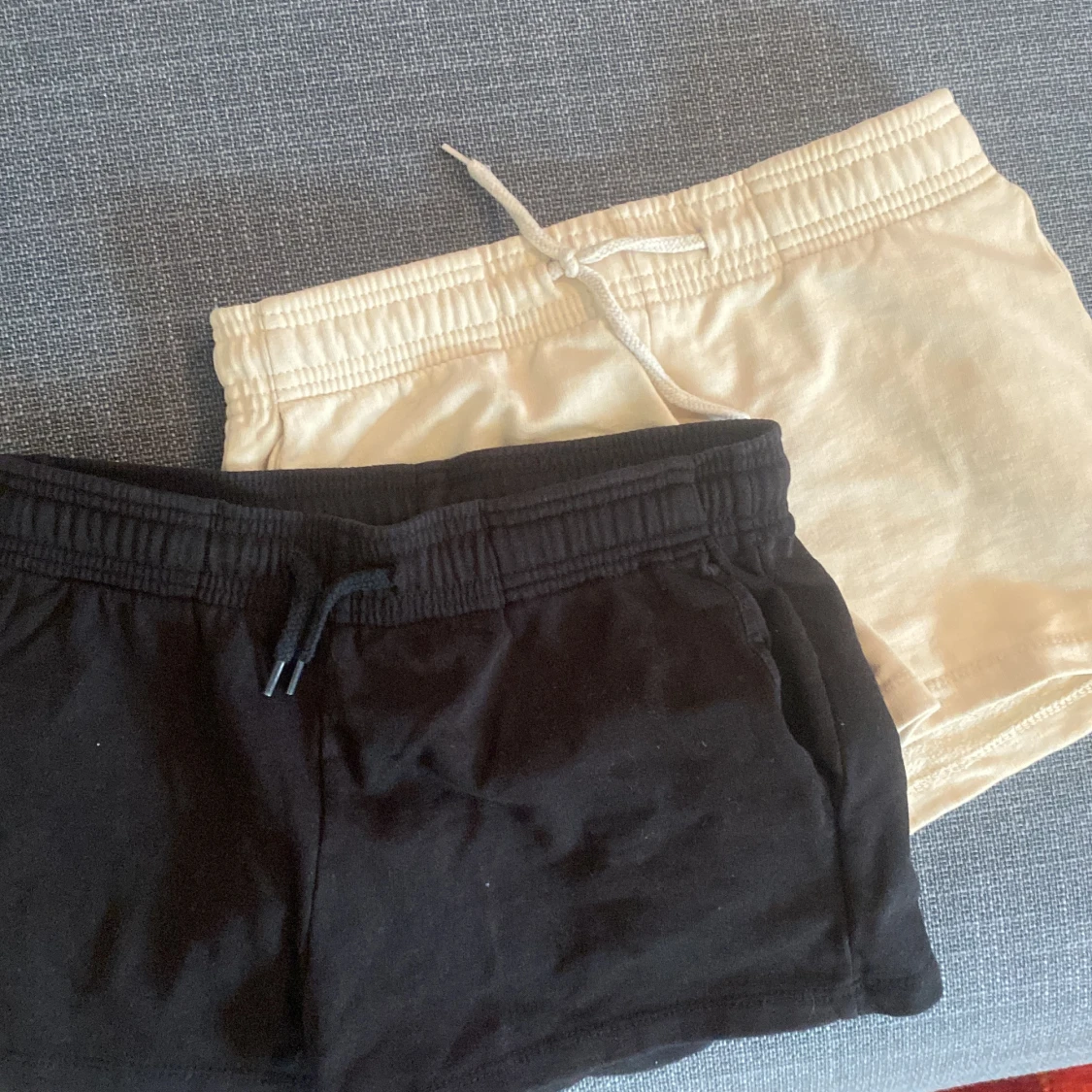 2 st Shorts gjorda i tyg, det är väldigt sköna och sitter fint,🥰 50kr st - 90