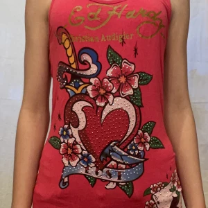 Ed hardy linne - Snyggt ed hardy linne! Tror ej det är äkta, köpt förra sommaren second hand💕 okej skick❤️ strl är L men den sitter som en xs/s