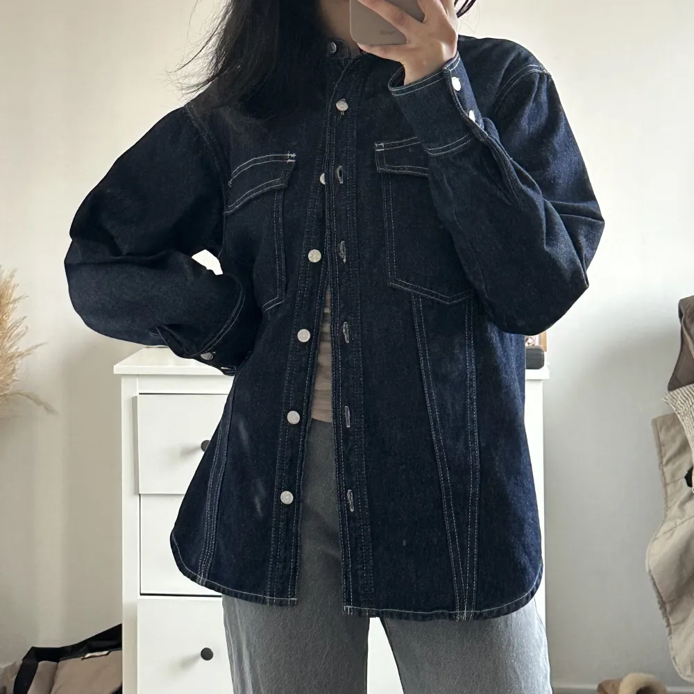 Säljer en mörkblå jeansjacka /skjorta💙 Väldigt fint skick✨ oversized! . Jackor.