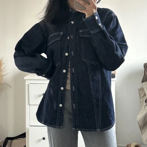 En mörkblå Jeansjacka 💙 - Säljer en mörkblå jeansjacka /skjorta💙 Väldigt fint skick✨ oversized! 