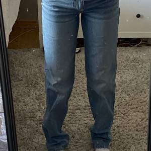 Snygga jeans som jag tyvärr säljer då jag har aldeles för många blåa jeans. För referens är jag ca 160 lång. De är storlek 26 i midjan och 32 i längden. Pris kan diskuteras. Nypris 600. 
