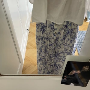 Långkjol - Jag säljer denna somriga kjol som jag köpt på HM för några år sedan då den blivit lite för kort. Den är i väldigt bra skick då jag endast använt den fåtal gånger. 