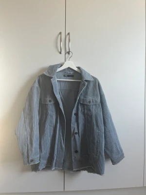 Manchester jacka Zara - Blå manchester jacka från zara i storlek XS. Skicket är väldigt bra, inga defekter eller tecken på användning. Perfekt till våren