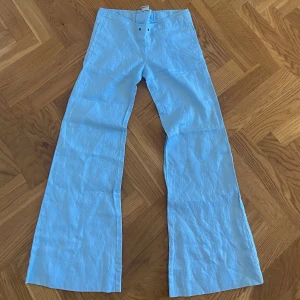 Ljusblåa linnebyxor Calvin Klein - Passar en storlek S/M. För små för mig och därför ingen bild på. Sista bilden är en referensbild på passform vid rätt storlek. Lågmidjade. Långa vida ben. Linnebyxor.