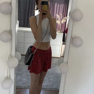 Röda sommar shorts - Fina shorts med blommor❤️från Gina ❤️