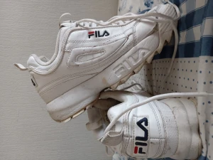 Fila - Strlk 40, ganska slitna men sköna.