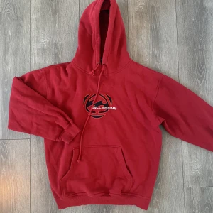 Oversized hoodie - Supersnygg röd oversized hoodie! Storlek M i herr