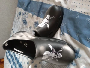 Crocs kockskor - Helt nya, aldrig använda. Unisex, beställde från usa. Strlk 8, trodde det var 41 men i unisex 39. Nypris 700 plus frakt betalade jag för en månad sen. Helt nya!