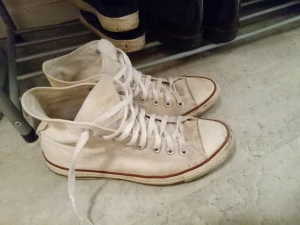 Converse sneakers  - Strlk 41, använda. Inte så slitna. Men vitt blir skitt! 