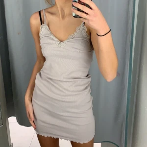 Nattlinne/sommarklänning - Jättegulligt nattlinne från H&M som passar utmärkt som klänning i sommar! Väldigt stretchigt material och en härligt rosa/lila färg💘💜