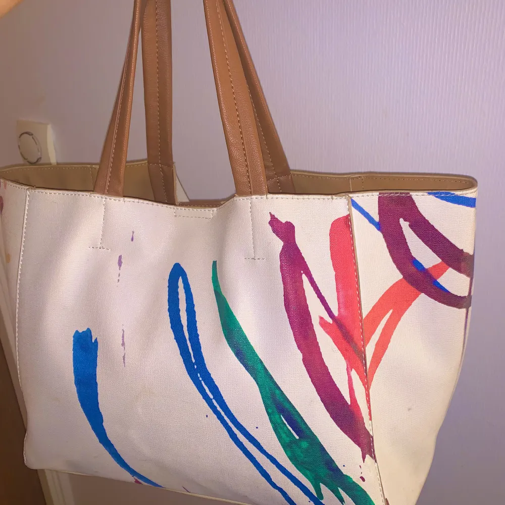 Desigual väska 💫🌸 En riktig färgbomb som kommer fånga allas blickar nu till vår och sommar🤩Det är verkligen som att gå runt med konst på sig. Perfekta storleken och jag har även en matchande datorväska om någon är intresserad! 350 kr styck🦋. Väskor.