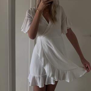 Jättefin vit klänning köpt på Nelly som passar perfekt till student eller avslutning🤍 Använd endast en gång och är i superbra skick!🤍