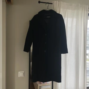 Svart kappa från Rockandblue - Jättefin kappa 60% ull Inga anmärkningar förutom lite ludd som enkelt går att få bort med en Bästis (som jag inte har)