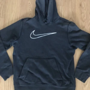 Nike luvtröja - Svart Nike luvtröja i s