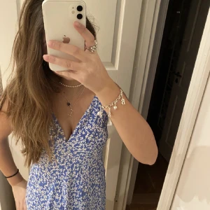 Zara klänning  - Säljer denna ursöta blommiga klänningen🌸som är blå, kort och är i ett extremt bra skick då aldrig andvönd prislapp kvar🌸 kan få mer bilder ( lånade bilder )🌸perfekt till sommaren och våren  🌸