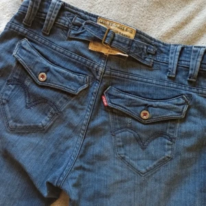 Vintage Levi’s 770 - Vintage lowwaist Levi’s 770.  Storlek 27x32.  Midjebredd är 39 cm och innerbenslängd är 80 cm. 🥰 skulle säga strl S. Så fruktansvärt snygga men tyvärr för små för mig! 😭 fint skick! Skriv för fler bilder, kan tyvärr dock inte visa på då de är för små 🫶🏼