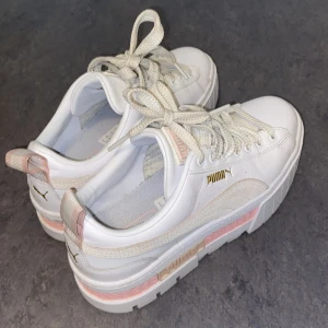 Puma Mayze sneakers - Puma sneakers i mycket bra skick - nypris ca 1000kr. Använda väldigt lite!🌼 Supersköna men säljer pga för små… Finns en fläck baktill som jag tror man kan få bort om man skrubbar ☺️