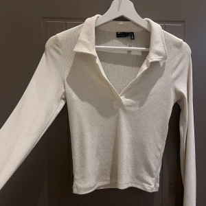Topp - Tight topp från ASOS, lite genomskinlig och gräddvit. 