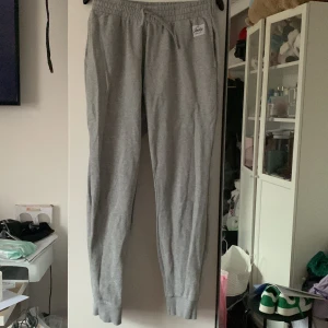 Gråa mjukis byxor  - Använda
