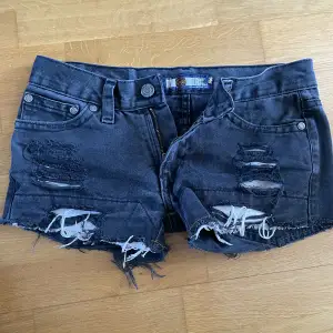 Riktigt snygga jeans shorts perfekta till sommaren. Snygga backfickor och detaljer. Osäker på vad de e för storlek, möjligtvis 30. Kan skicka mått om någon vill ha de. Säljer dom för att dom e för små. 