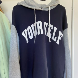 HOODIE - En hoodie från shein, använd ett fåtal gånger. Är nopprig men annars i go skick, inga skador. 