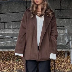 Brun kappa - Kappa från na-kd x Ida Carlsson i strl 34. Trasig inuti ena fickan men inget som syns, annars nyskick. Nypris 899 