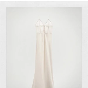 Zara klänning - Jätte fin satin klänning med inbyggd korset. Storlek S passar mig som har S/36 men är åt de mindre hållet. Aldrig använd. Säljs inte längre. Pris kan diskuteras vid snabb affär 